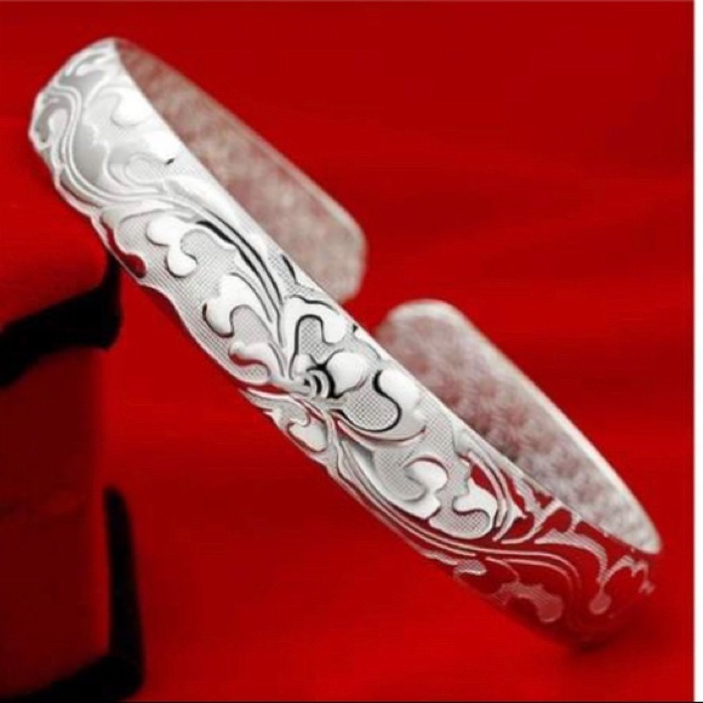 Pretty Silver-tone Bangle Bracelet